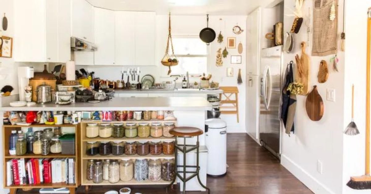 how to organize a small pantry
